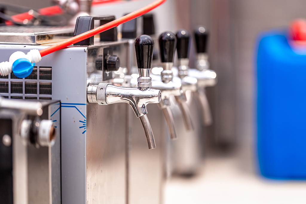 neue mobile Bierzapfanlage mit vier Ausläufen in Großaufnahme